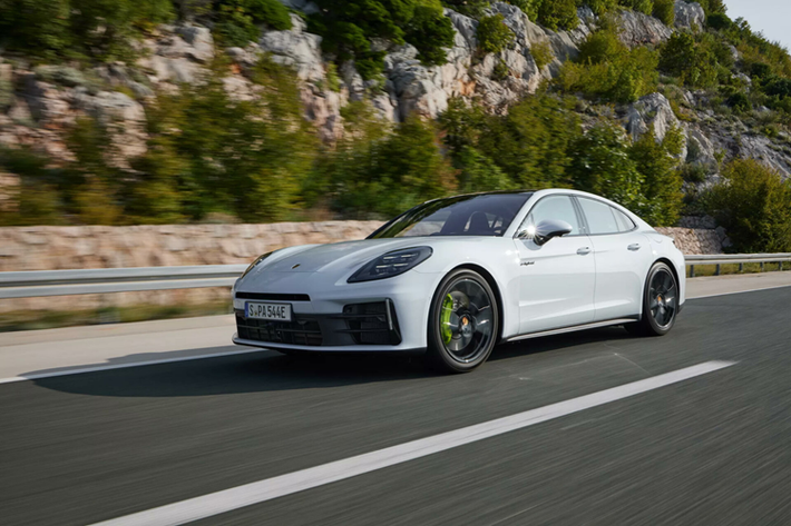 Tại Mỹ, giá xe Porsche Panamera hybrid 2024 lần lượt 115.500 USD (tương đương 2,83 tỷ đồng) và 126.800 USD (3,11 tỷ đồng). Là những xe có cụm từ “E-Hybrid” trong tên gọi, những phiên bản này đều là xe hybrid sạc điện (PHEV), kết hợp động cơ xăng với mô-tơ điện và bộ pin có thể sạc lại từ nguồn điện bên ngoài.