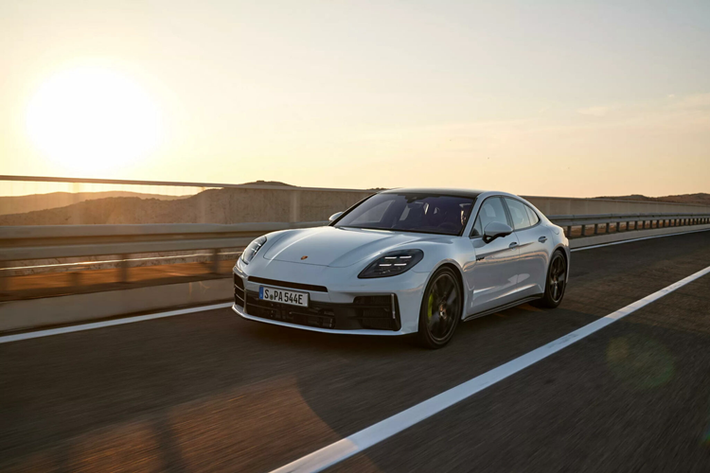 Đối với Panamera E-Hybrid và S E-Hybrid thế hệ trước, thông số này là 31 km. Lượng trang bị tùy chọn dành cho dòng Panamera vẫn dồi dào như mọi khi. Lần này còn có thêm một số hạng mục không có trong danh sách các tính năng tiêu chuẩn của các mẫu xe trước, bao gồm cửa đóng êm, ghế chỉnh 14 hướng, hệ thống sưởi vô lăng và Hỗ trợ chuyển làn đường.