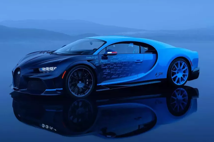 Tái hiện lại chiếc xe đã ra mắt tại triển lãm xe Geneva vào 8 năm trước, chiếc Bugatti Chiron Super Sport ‘L’Ultime’ này tự hào trưng bày tất cả những vị trí mà mẫu xe này đã lan truyền phép thuật kể từ năm 2016 trên thân xe, với dòng chữ viết tay mờ dần từ 'Atlantic Blue' thành 'France Racing Blue' ', thể hiện màu sơn cá tính, đặc biệt và độc đáo của siêu phẩm này.