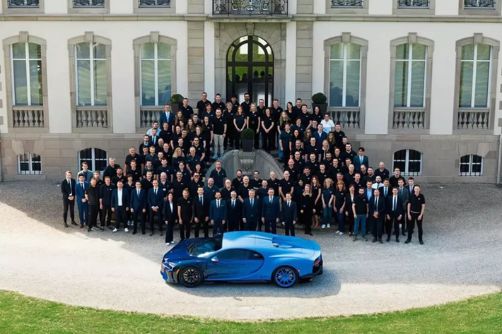 Sau 8 năm, cuối cùng, chiếc Bugatti Chiron cuối cùng cũng khép lại hành trình phi thường với 500 chiếc được xuất xưởng, mang tên gọi ‘L’Ultime’, được phát triền từ phiên bản cực đỉnh và tốc độ là Bugatti Chiron Super Sport, vốn chỉ giới hạn 60 xe trên toàn cầu.