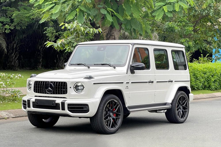 Theo 1 số thông tin bên lề, 2 vợ chồng chủ xe Mercedes-AMG G63 mang biển số 61K-288.88 kinh doanh trong lĩnh vực thực phẩm, cụ thể là có chuỗi cung ứng thịt heo, mua xe chỉ qua tin nhắn và đến ngày nhận bàn giao, mới lên TP HM để xem trực tiếp.