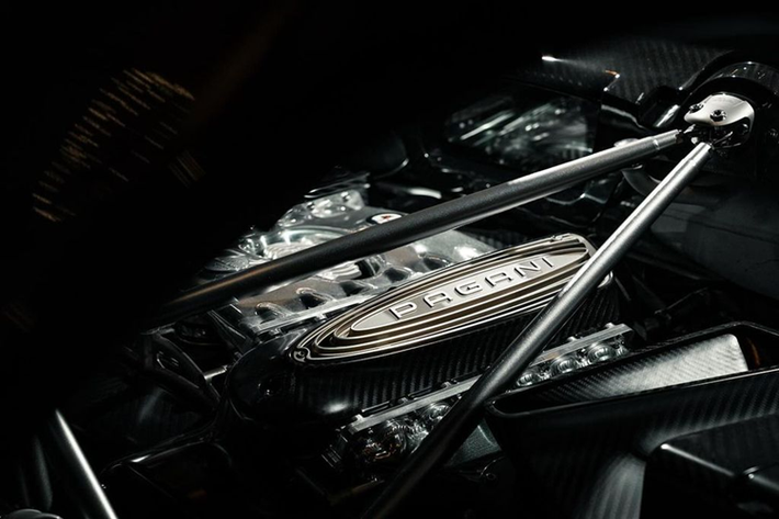 Khoang cabin Pagani Utopia được thiết kế theo phong cách cổ điển với hàng loạt phím bấm và đồng hồ kim được mạ chrome bóng. Màn hình trung tâm đã được lược bỏ. Utopia chỉ có một màn hình duy nhất giữa đồng hồ tốc độ cơ học và đồng hồ đo vòng tua máy.