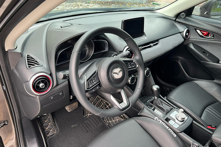 Sử dụng chung ngôn ngữ thiết kế với những "người anh em” Mazda khác nên khoang lái CX3 không có sự đột phá về thiết kế và cách bố trí các khu vực chức năng.