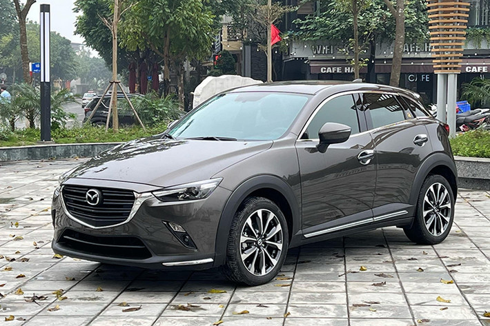 Mazda CX3 tại Việt Nam ra mắt thị trường vào năm 2021, đúng vào thời điểm bùng phát dịch COVID-19. Vào thời điểm đó, Kia Seltos, Toyota Corolla Cross gần như “chiếm sóng” toàn bộ phân khúc xe gầm cao đô thị hạng B khiến mẫu xe của Mazda khá trầm lắng.
