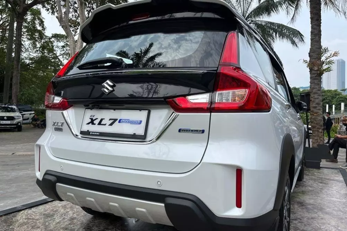 Giá xe Suzuki XL7 Hybrid tại Việt Nam vẫn chưa được hé lộ. Tuy nhiên, sẽ không bất ngờ nếu mẫu xe này tăng giá so với phiên bản cũ, tương tự công thức từng được áp dụng cho Suzuki Ertiga Hybrid. XL7 Hybrid tại Việt Nam sẽ tiếp tục được nhập khẩu nguyên chiếc từ Indonesia.