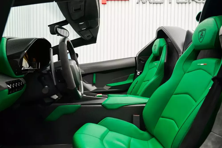 Còn bom tấn đắt đỏ Lamborghini Veneno lại bị bắt gặp che bạt, nằm trong showroom siêu xe của người Việt ở Campuchia. 2 sự trùng hợp này đã khiến nhiều người liên tưởng, Lamborghini Veneno và Koenigsegg Regera sẽ sớm về chung một garage của Hoàng Kim Khánh, nếu điều đó là sự thật, đây là sự điên rồ nhất mà 1 đại gia Việt từng làm.
