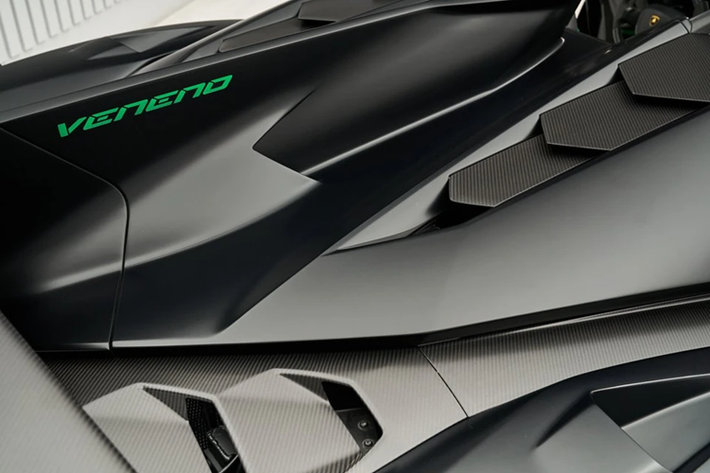 Còn nếu là bản mui trần, giá bán cũng không hề rẻ. Lamborghini Veneno sử dụng động cơ xăng V12, hút khí tự nhiên, dung tích 6,5 lít được lấy từ Aventador.