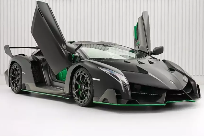 Theo đó, chiếc xe megacar Koenigsegg Regera gần 200 tỷ đã lần đầu tiên tái xuất ở Việt Nam, sau 2 năm phải về Campuchia trước khi làm thủ tục tạm xuất tái nhập để sang Thụy Điển sửa chữa.