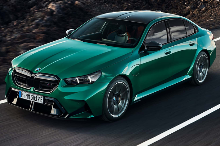 BMW M5 2025 mới hứa hẹn đem tới cảm giác phấn khích hơn cho khách hàng với khối động cơ V8 tăng áp dung tích 4.4 lít và sức mạnh tổng hợp mang lại công suất rất mạnh 717 mã lực và mô-men xoắn đạt mức 1.000 Nm.