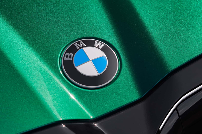 Với sự hỗ trợ của động cơ điện, BMW ước tính M5 sẽ có thể di chuyển ở chế độ chỉ dùng điện không phát thải là 40 km. Về thiết kế, M5 có vòm bánh xe rộng hơn với vành trước 20 inch và vành sau 21 inch.