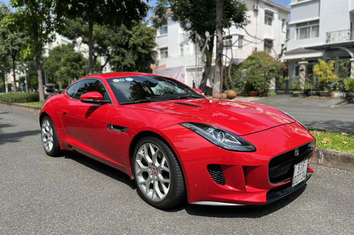 Chiếc Jaguar F-Type S bản coupe rất khó để bắt gặp trên đường bởi số lượng xe tại Việt Nam khá hiếm, chỉ trên đầu ngon tay. Vậy nên, số lượng Jaguar F-Type S giao dịch mua bán trên sàn xe cũ cũng trở nên ít ỏi.