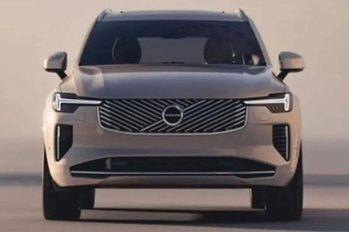 Volvo XC90 thế hệ thứ 3 được chốt lịch ra mắt vào ngày 4/9. Tuy nhiên, mới đây, hãng xe Thụy Điển đã đăng tải sớm một số hình ảnh về thiết kế nội/ngoại thất của xe. Hành động này dường như là một sự nhầm lẫn, bởi ngay sau đó hãng đã nhanh chóng xóa bài đăng.