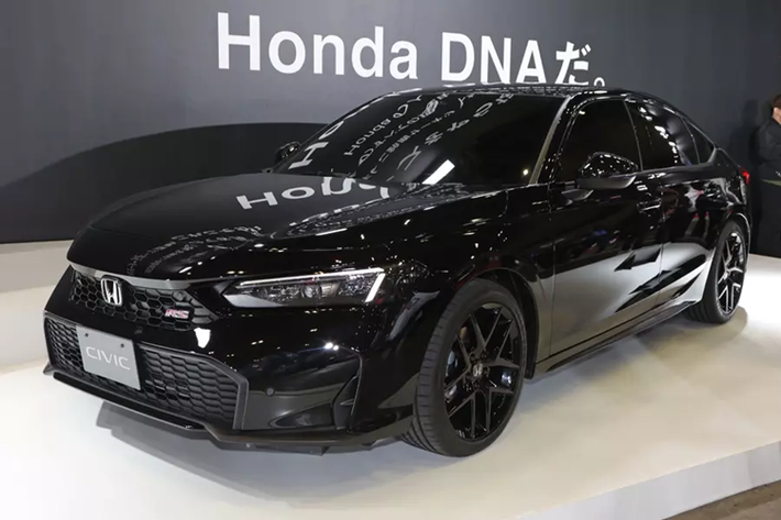Tham gia triển lãm Tokyo Auto Salon năm nay, hãng Honda đã mang hàng loạt mẫu xe đến trưng bày. Trong đó, thu hút không ít sự chú ý là mẫu xe concept mang tên Honda Civic RS 2024 mới. Tuy được gọi là xe concept nhưng Honda Civic RS trông chẳng khác nào ôtô thương mại đã sẵn sàng lên dây chuyền sản xuất.