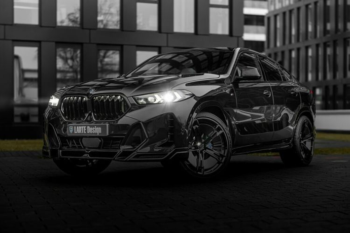 Bộ bodykit BMW X6 của Larte Design bao gồm 12 phụ kiện, nhiều mảnh trong số đó được làm từ vật liệu composite nhẹ hoặc sợi bazan. Những thay đổi bắt đầu ở phần đầu xe, nơi hãng độ Đức đã trang bị cản trước mới cho chiếc SUV với các khe hút gió được sửa đổi và bộ chia gió vuông vức hơn.
