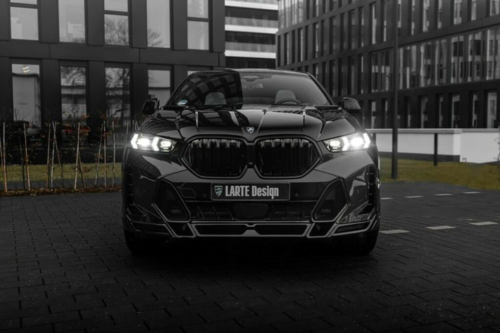 Ở phía trên, Larte Design đã trang bị cho chiếc SUV BMW X6 mới lưới tản nhiệt hình quả thận màu đen mới và thay đổi thiết kế mui xe. Ở phía bên hông, xe được lắp bộ gương mới và một cặp ốp sườn đặc biệt.