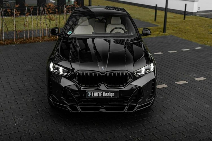 Đối với những người muốn chiếc SUV của mình trở nên nổi bật hơn, có thể lựa chọn nâng cấp các bộ phận bằng sợi carbon. Ngoài ra, mỗi thành phần của bộ sản phẩm có thể được mua riêng, mang lại sự linh hoạt cho việc tùy chỉnh.