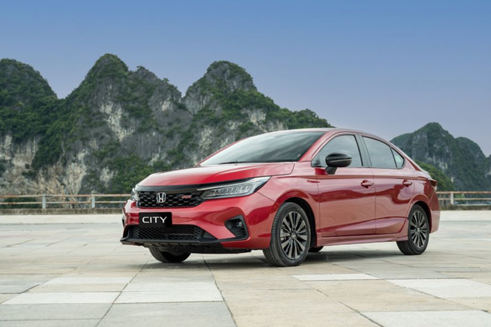 10. Honda City: 9.894 xe Sự xuất hiện của bản nâng cấp đã giúp Honda City đạt doanh số 9.894 xe trong năm 2023. Ngoài những thế mạnh về thiết kế, công nghệ, vận hành ổn định, tiết kiệm… việc đại lý liên tục giảm giá bán cũng góp phần giúp Honda City tạo sức hút với người tiêu dùng.