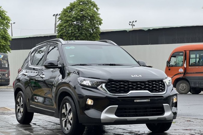 6. Kia Sonet: 11.366 xe Với giá bán hấp dẫn, thiết kể trẻ trung cùng nhiều trang bị, tính năng…Kia Sonet đã thành công lấy được lòng người tiêu dùng Việt trong năm vừa qua. Nhờ đó mà năm 2023 nhà sản xuất ô tô Hàn Quốc đã bán ra được 11.366 xe, tăng gần 2.000 xe so với năm 2022.
