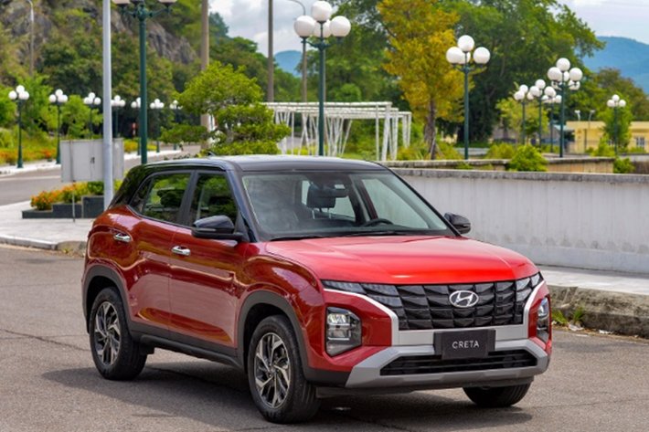 7. Hyundai Creta: 10.719 xe Sau khi đánh dấu sự trở lại thị trường Việt Nam vào năm 2022, Hyundai Creta tiếp tục duy trì được sức hút trên thị trường. Năm 2023, Hyundai đã bán ra được tổng cộng 10.719 chiếc Creta, thấp hơn năm 2022 gần 1.400 xe nhưng vẫn giúp mẫu xe này góp mặt trong Top 10 ô tô bán chạy nhất Việt Nam năm 2023, bất chấp thị trường đầy biến động.