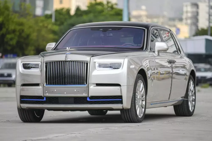 Dòng xe siêu sang Rolls-Royce Phantom đã bước sang thế hệ thứ 8, và đã có hơn 20 xe được nhập khẩu về nước theo diện chính hãng, lẫn tư nhân. Mới đây, 1 chiếc xe Rolls-Royce Phantom VIII đời 2022 đã được chào bán với tình trạng chưa sử dụng, dù được nhập khẩu không chính hãng.