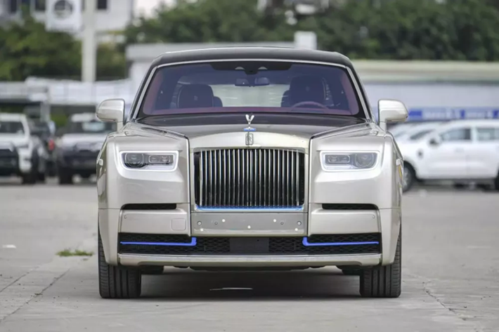 Người bán cho biết, dù chiếc xe Rolls-Royce Phantom thế hệ thứ 8 này thuộc đời 2022 nhưng lại mới 100%, điều này có thể là do xe nhập về đã lâu nhưng nay mới được khui công. Chưa hết, đây cũng là xe Rolls-Royce Phantom VIII có tùy chọn màu sơn đắt nhất từng được mang về nước.