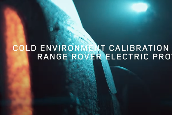 Land Rover cho biết, nhờ vào hệ thống kiểm soát ổn định và nền tảng khung gầm chắc chắn, Range Rover Electric có khả năng vượt địa hình thậm chí còn tốt hơn cả phiên bản chạy xăng. Ngoài ra, mẫu xe mới cũng sẽ vượt trội so với các đối thủ cùng phân khúc về khả năng kéo và lội nước.