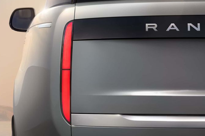 Land Rover chưa công bố các thông tin chính thức về công suất của hệ thống truyền động điện và dung lượng pin. Tuy nhiên, hãng đã xác nhận Range Rover Electric sẽ sử dụng kiến trúc 800 Volt và cung cấp hiệu suất ngang với động cơ V8.