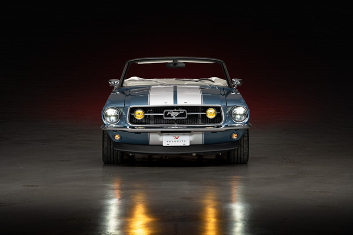 Xe cũng được trang bị thêm bộ giảm thanh Borla tùy chỉnh, đồng thời khung gầm Roadster Shop Mustang SPEC hoàn toàn mới được trang bị một loạt các bộ phận hiện đại để đảm bảo chiếc xe mui trần dù có diện mạo hoài cổ nhưng vẫn hứa hẹn đem tới cho người dùng hiệu năng ấn tượng.