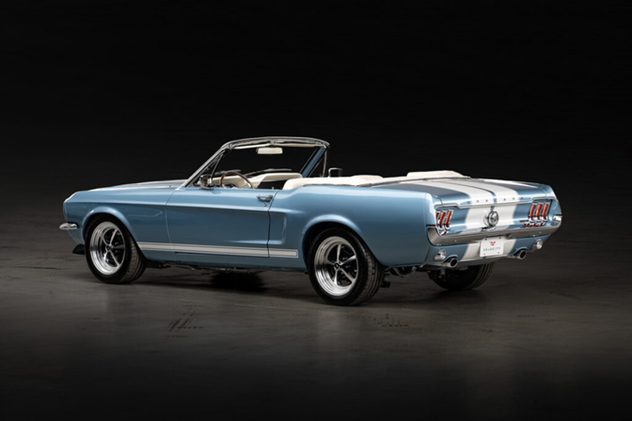 Được biết, Dòng Signature dành cho Mustang Fastback từng có giá khởi điểm là 299.900 Đô và gói nâng cấp cho Mustang Convertible sẽ đắt hơn khoảng 30.000 Đô, ấn định mức giá xe Ford Mustang Convertible khoảng 330.000 Đô khi mở bán cho khách hàng.