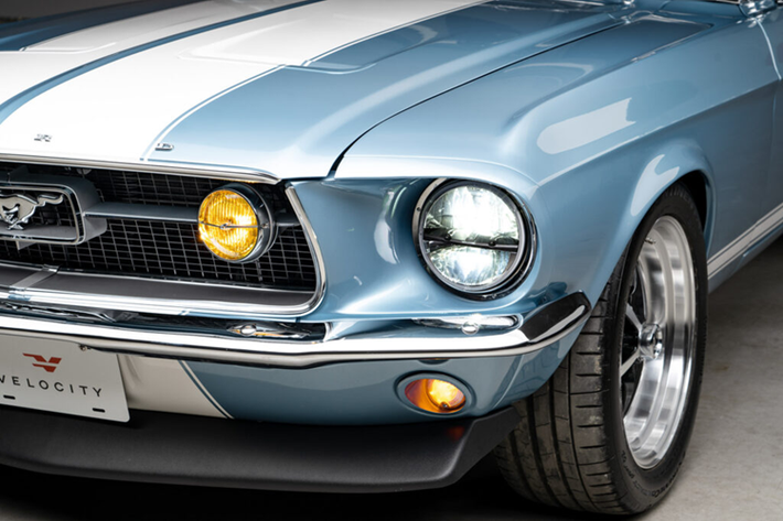 Không giống như nguyên bản, những chiếc Ford Mustang Convertible 67-68 này được trang bị hệ thống lái thanh răng và bánh răng cũng như trục sau bốn liên kết được treo bằng cuộn dây Fox và được trang bị bộ cùm phanh bốn piston Baer với đĩa 11 inch.