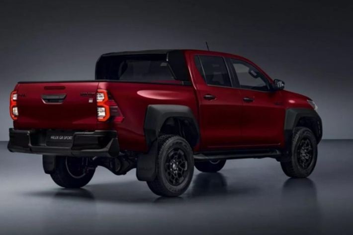 Chưa hết, lực kéo và khả năng off-road của Toyota Hilux GR Sport II 2024 cũng được cải thiện hơn với việc trang bị lốp Bridgestone Dueler AT 265/65 R17, đi kèm la-zăng hợp kim 17 inch kiểu Dakar màu đen độc đáo.