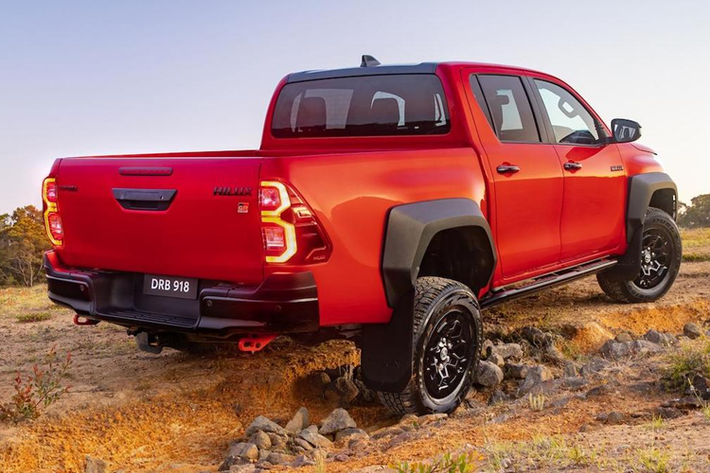 Về an toàn, Toyota Hilux GR Sport II 2024 được trang bị 7 túi khí, camera 360 độ, hệ thống cân bằng điện tử, cảnh báo lệch làn đường tích hợp hỗ trợ đánh lái, cảnh báo điểm mù, hỗ trợ khởi hành ngang dốc, hỗ trợ xuống dốc, hệ thống kiểm soát hành trình thích ứng, cảnh báo phương tiện cắt ngang khi lùi và cảnh báo tiền va chạm.