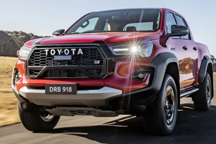 Về nội thất, bên trong khoang cabin của Toyota Hilux GR Sport II 2024 có những cải tiến như vô lăng bọc da với logo GR đặt ở đáy vô lăng, ghế thể thao phía trước kết hợp da và da lộn, dây an toàn màu đỏ, bàn đạp nhôm, trang trí bảng điều khiển "Technical Mesh", cần sang số GR Sport, thảm sàn và hệ thống âm thanh JBL 9 loa.