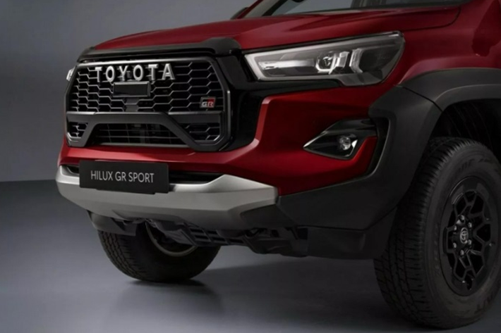 So với phiên bản tiêu chuẩn, mẫu xe bán tải Toyota Hilux GR Sport II 2024 có chiều cao tăng thêm 15 mm, chiều rộng tăng thêm tối đa 155 mm, trong khi chiều dài lại giảm 5 mm. Như vậy, xe có kích thước chiều dài x rộng x cao lần lượt là 5.320 x 2.020 x 1.880 mm và chiều dài cơ sở đạt 3.085 mm.