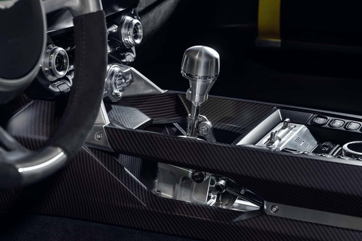 Tương tự nhiều mẫu siêu xe khác của Aston Martin, xe cũng có rất nhiều chi tiết được làm từ sợi carbon. Hãng cho biết các kỹ sư đã cải thiện cảm giác sang số bằng một núm xoay có trọng số mới dành riêng cho Valiant.