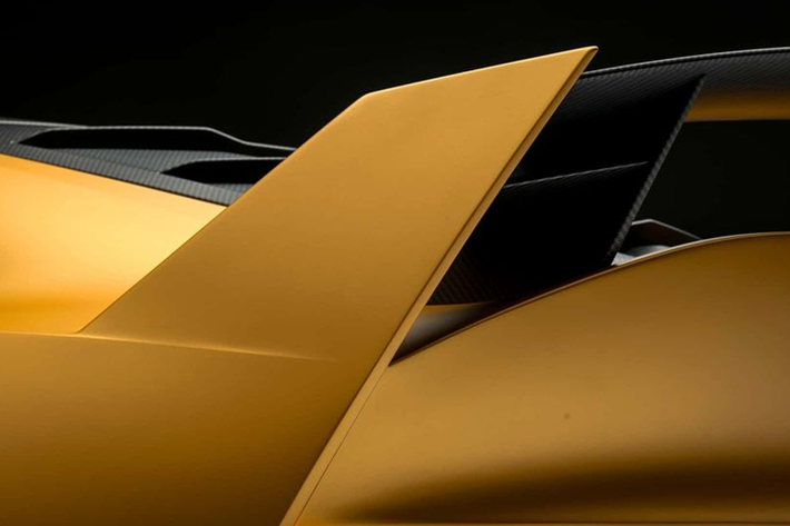 Valiant được sản xuất thông qua bộ phận cá nhân hoá Aston Martin Q và sử dụng động cơ V12 5.2 lít tăng áp kép, sản sinh công suất 735 mã lực cùng mô-men xoắn cực đại 753Nm.