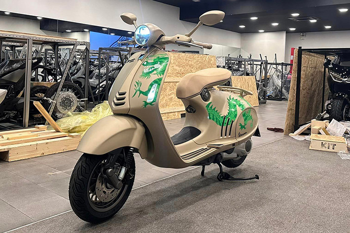 Vespa 946 Dragon sở hữu một số trang bị hiện đại có thể kể đến như: hệ thống đèn LED, phanh đĩa trước sau có ABS và bảng đồng hồ LCD hiển thị các thông tin cần thiết.
