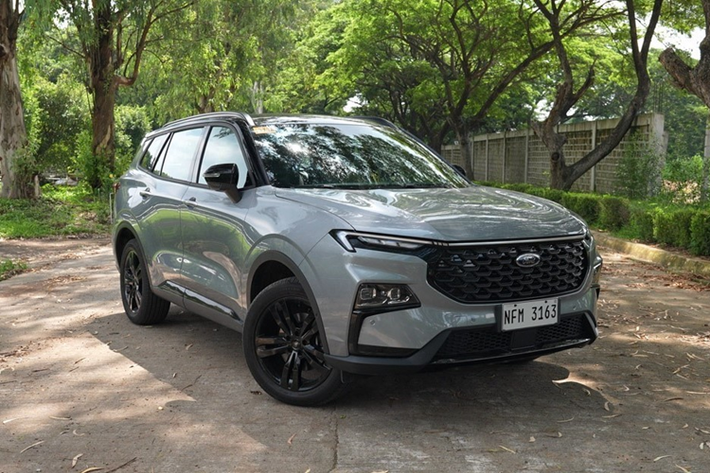 “Trái tim” của Ford Territory Sport vẫn là khối động cơ xăng 1.5L tăng áp có công suất tối đa 158 mã lực và mô-men xoắn cực đại 248 Nm. Động cơ kết hợp với hộp số tự động ly hợp kép 7 cấp dạng ướt và hệ dẫn động cầu trước. Người lái có thể lựa chọn giữa 4 chế độ lái: Eco (Tiết kiệm), Normal (Bình thường), Sport (Thể thao) và Mountain (Đường đèo).