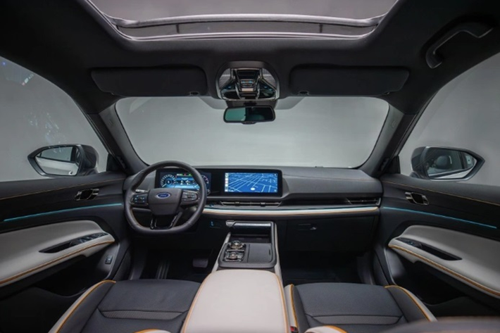 Thiết kế này mang đến cho Ford Territory Sport 2025 cái nhìn thể thao, cao cấp hơn. Về nội thất, bên trong khoang cabin của Territory Sport nổi bật với cách phối hai tông màu trắng - đen tương phản. Các chi tiết như ghế ngồi và bệ tỳ tay được tô điểm bằng đường chỉ khâu và viền màu cam nổi bật.