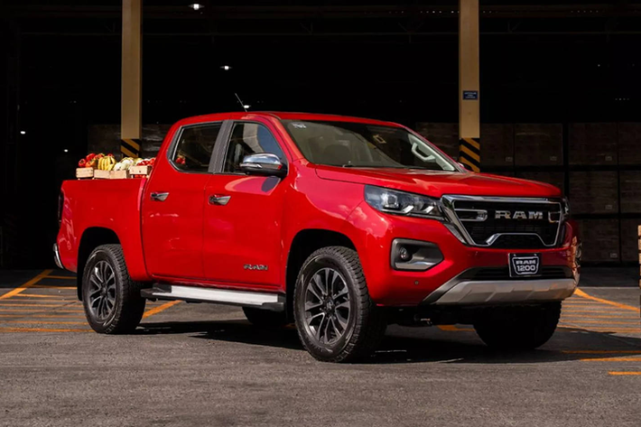 Ram 1200 2025 mới là mẫu xe chia sẻ nền tảng với những chiếc bán tải cỡ trung như Fiat Titano và Peugeot Landtrek, tất cả đều có chung nền tảng với xe bán tải Kaicene F70 và Changan của Trung Quốc.