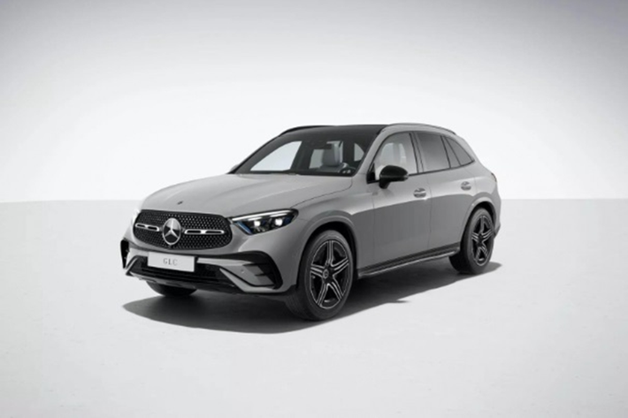 Cụ thể, dòng Mercedes-Benz GLC 2025 mới được bổ sung màu sơn ngoại thất mới mang tên Verde Silver Metallic, cùng tùy chọn màu Manufaktur Alpine Grey Uni cho cả hai dòng xe C-Class và GLC.