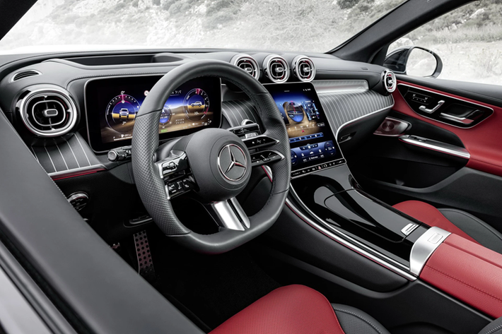 Hệ thống giải trí trên cả 2 dòng xe cũng được tinh chỉnh nhìn gọn gàng hơn. Mercedes cho biết hệ thống này có các "ô chức năng" như trên điện thoại thông minh, mang đến trải nghiệm sử dụng dễ dàng và trực quan.