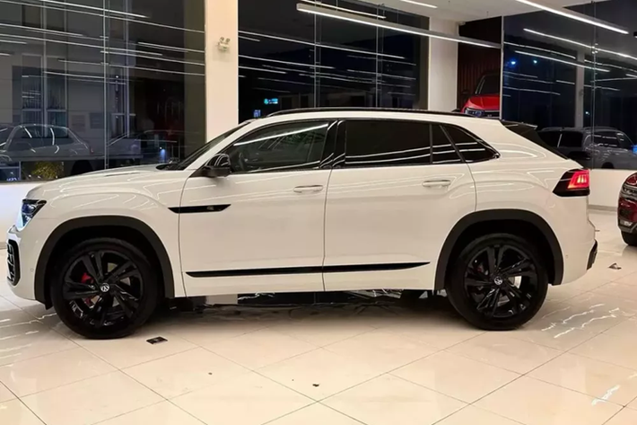 Được coi như lựa chọn thay thế hợp túi tiền hơn của BMW X6 hay Mercedes-Benz GLE Coupe, mẫu xe SUV Volkswagen Teramont X ra đời dựa trên cơ sở gầm bệ MQB quen thuộc của Volkswagen.