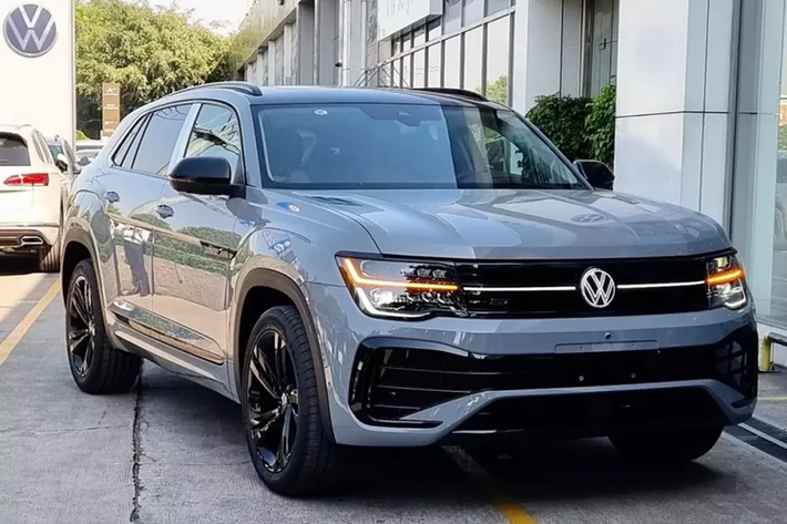 Vào hồi tháng 12/2023, các đại lý Volkswagen tại Việt Nam đã bắt đầu nhận cọc cho mẫu xe mới mang tên Teramont X. Đến nay, những chiếc Volkswagen Teramont X 2024 mới đã bắt đầu cập bến đại lý, sẵn sàng bàn giao cho khách hàng ngay trước thời điểm Tết Nguyên đán.