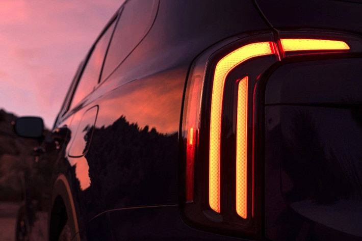 Về ngoại hình, Kia Telluride 2024 sở hữu đèn chạy ban ngày màu hổ phách mới. Ngoài ra, các biến thể tập trung vào khả năng off-road như Telluride X-Line và X-Pro thay đổi các điểm nhấn kim loại tối màu bằng các chi tiết trang trí màu đen bóng trên cản, cửa, viền lưới tản nhiệt và viền đèn pha.