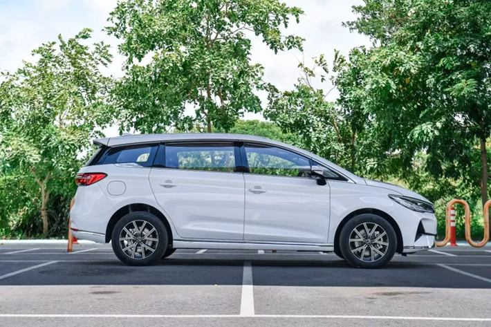 Ngoài ra, mẫu xe này còn có những đối thủ khác như Toyota Innova Cross và Hyundai Custin. Là ôtô điện nên BYD M6 được trang bị lưới tản nhiệt đóng kín. Thay vào đó, xe sở hữu nẹp màu bạc dày dặn, nối liền với hai bên đèn pha, và tích hợp logo BYD.