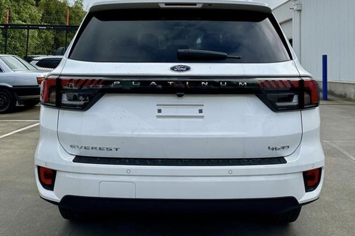 Những trang bị như bảng đồng hồ kỹ thuật số 12,4 inch, cửa sổ trời toàn cảnh Panorama trượt chỉnh điện, đèn viền trang trí nội thất, sưởi vô lăng và sưởi hàng ghế thứ hai cũng có bên trong phiên bản này.