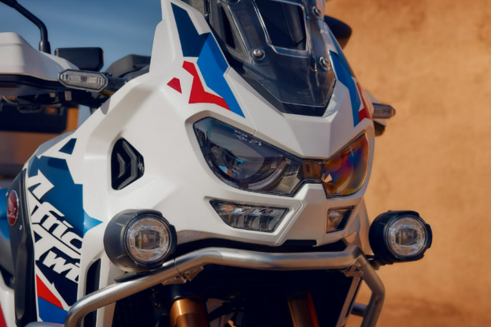 Lần đầu tiên, Africa Twin được trang bị thêm tùy chọn hệ thống điều chỉnh điện tử Showa Electronically Equipped Ride Adjustment (Showa EERA™), cung cấp khả năng giảm chấn tối ưu trong mọi điều kiện lái. Người lái có thể thay đổi độ nén của lò xo phía sau ngay khi đang di chuyển thông qua màn hình cảm ứng 6.5 inch.
