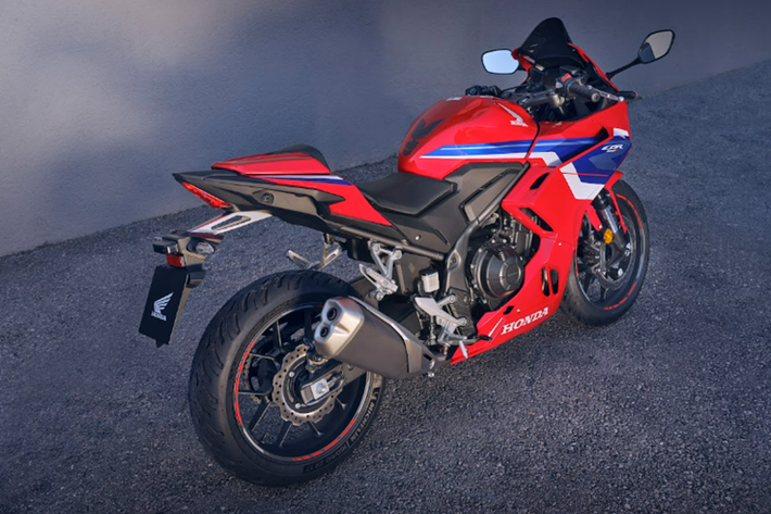 Tem màu mới mang đậm phong cách đặc trưng của Fireblade, và các cài đặt phun xăng mới giúp cải thiện khả năng tăng tốc ở vòng tua thấp. Màn hình TFT 5-inch đầy màu sắc mới được điều khiển bằng các nút bấm có đèn nền, giúp người dùng dễ dàng sử dụng, theo dõi hành trình.