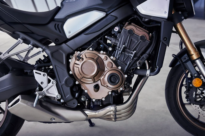 Mức giá xe Honda CB650R và CBR650R 2024 tương ứng từ 256,9 - 264,9 triệu đồng. Cả hai mẫu xe đều trang bị màn hình TFT 5-inch đầy màu sắc mới, được nâng cấp để có thể hiển thị rõ ràng ngay cả trong ánh sáng ban ngày.